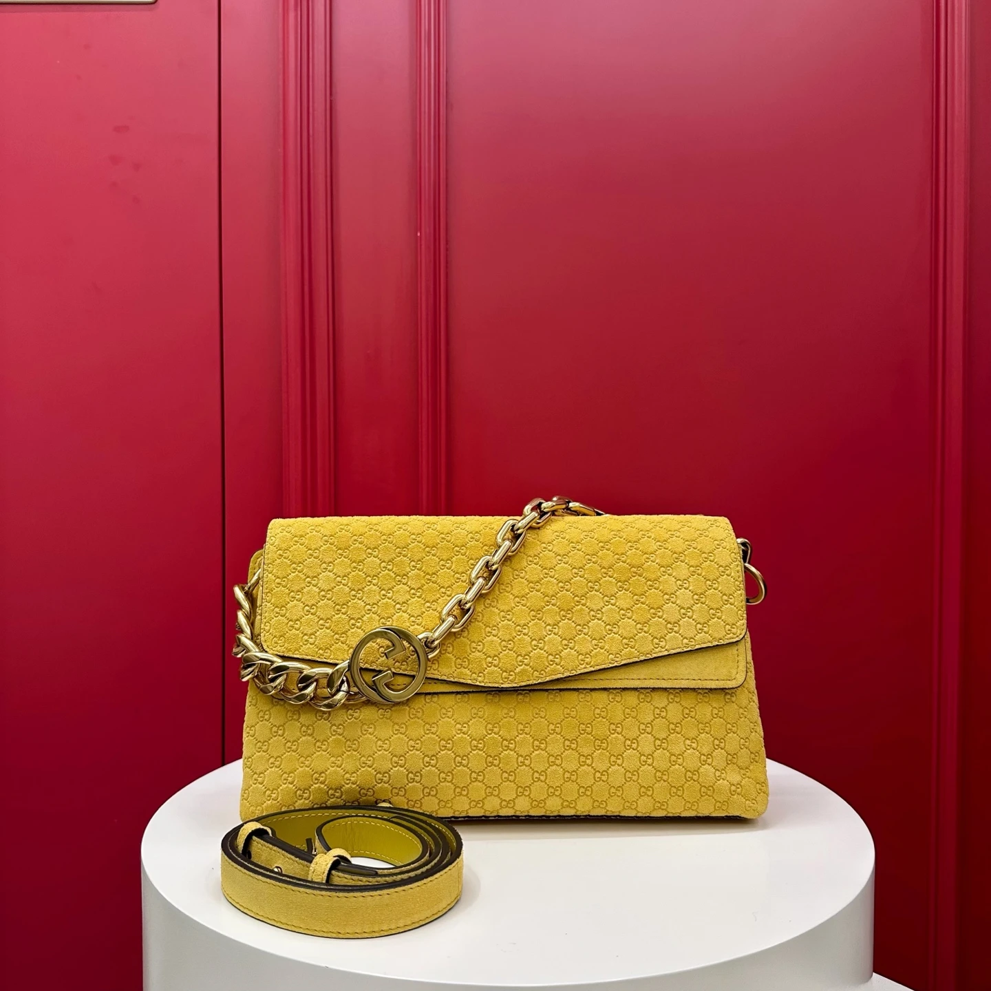 GUCCI Женская сумка Medium shoulder bag with chain