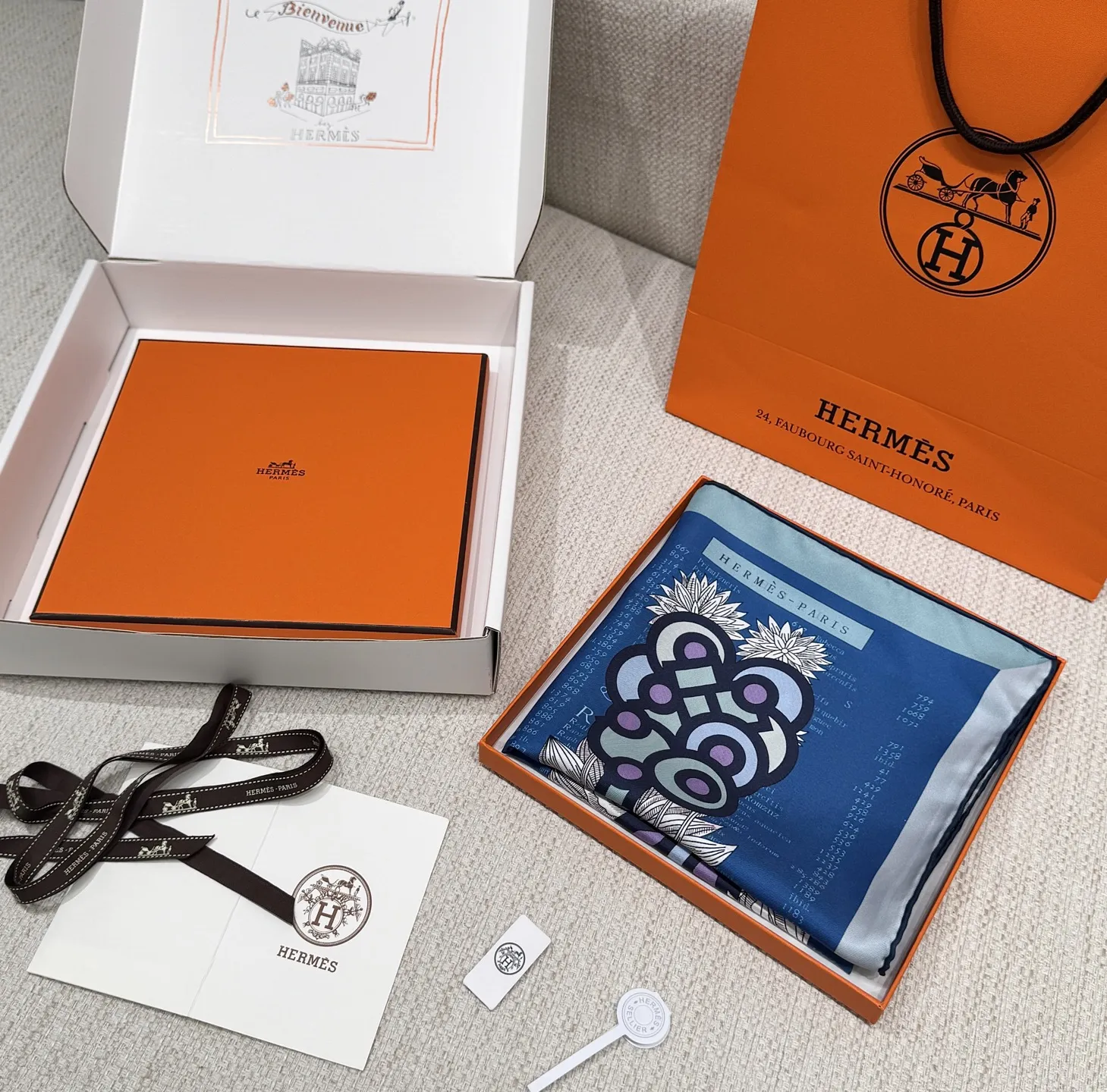 HERMES Женский платок из натурального шелка