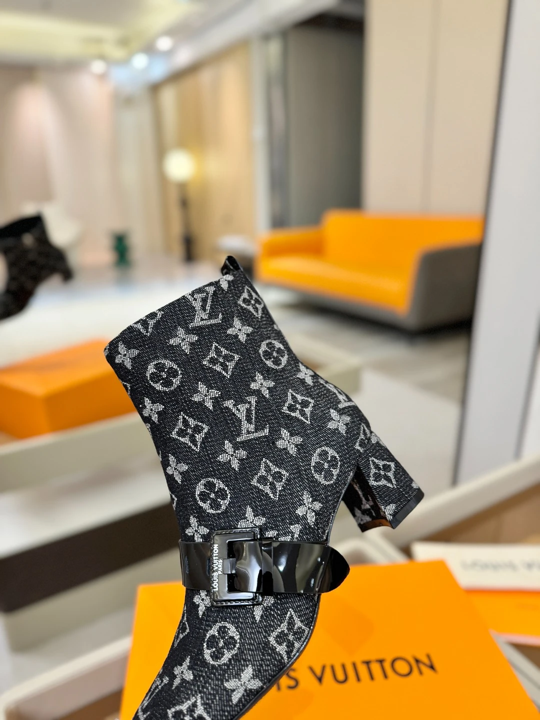 LOUIS VUITTON Женские ботильоны с острым мысом