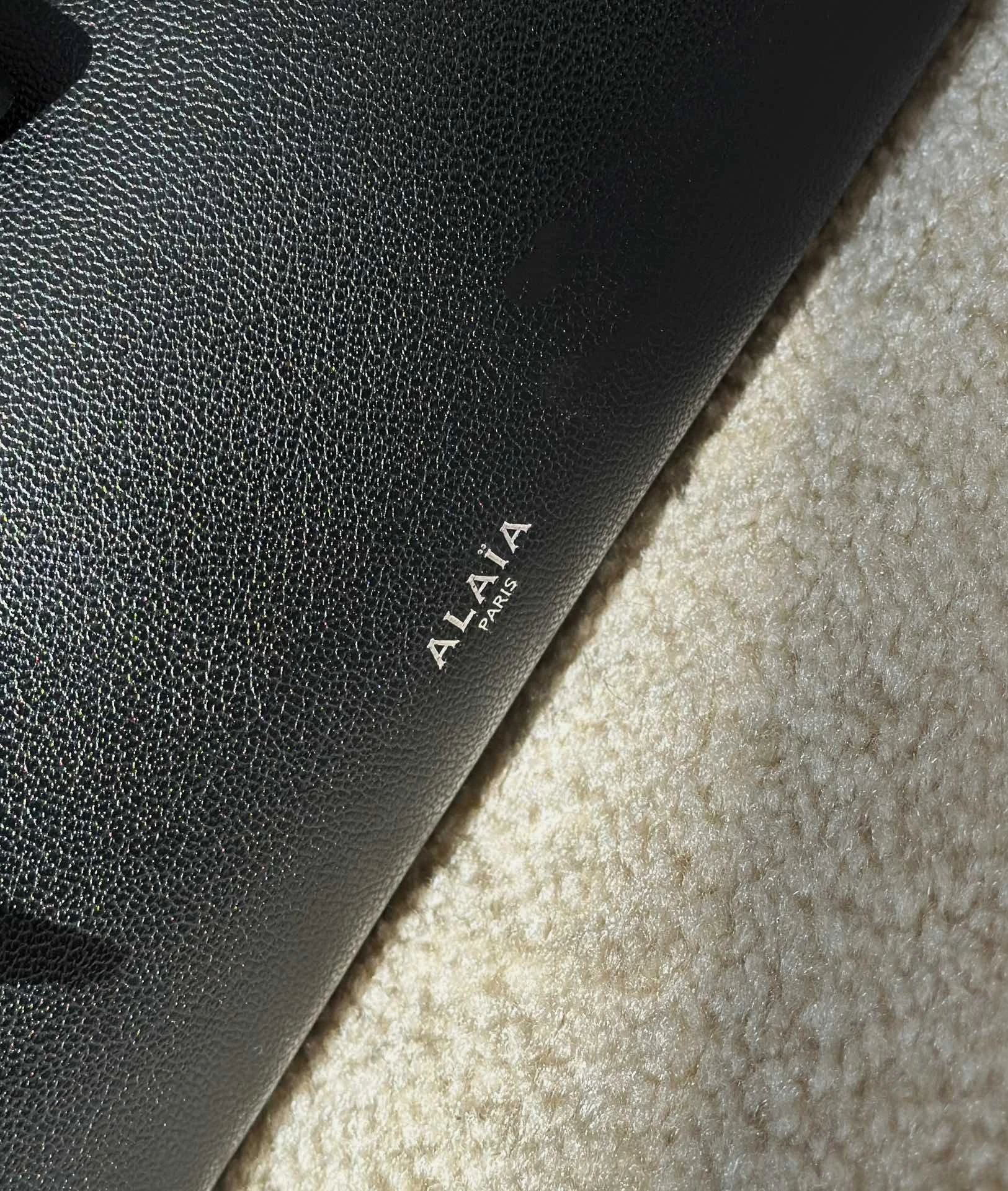 ALAIA Женская сумка Le Teckel комбинированная