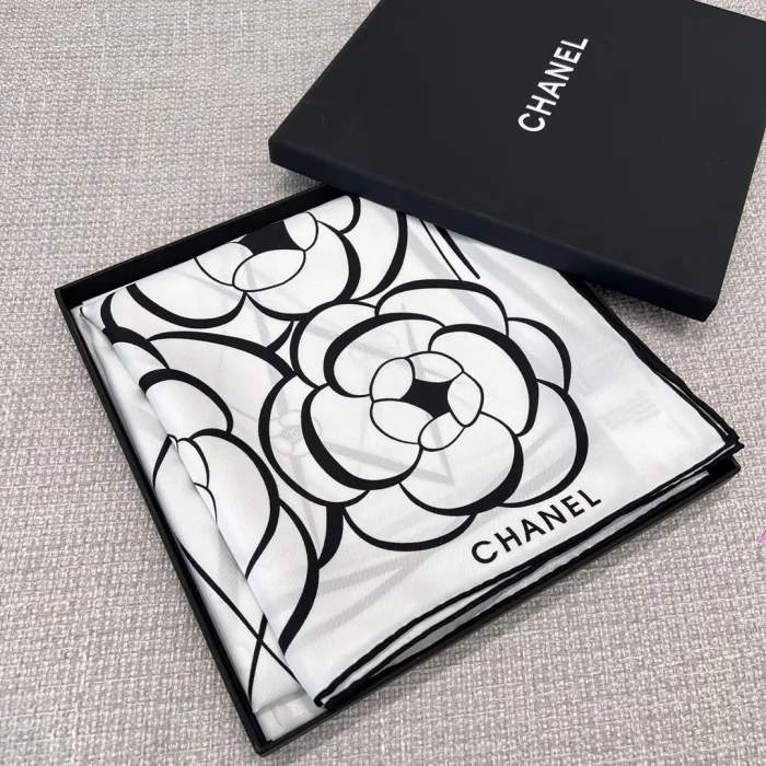 CHANEL Женский платок шёлк