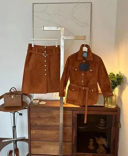 PRADA Женский костюм из замши