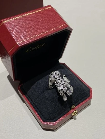 CARTIER Женское кольцо Panthere de Cartier белое золото, ониксы и бриллианты