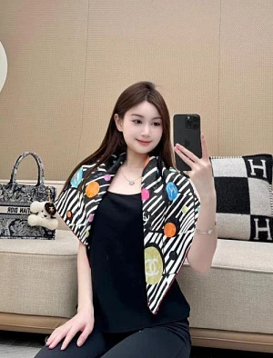 CHANEL Женский платок из шелка с разноцветными кругами