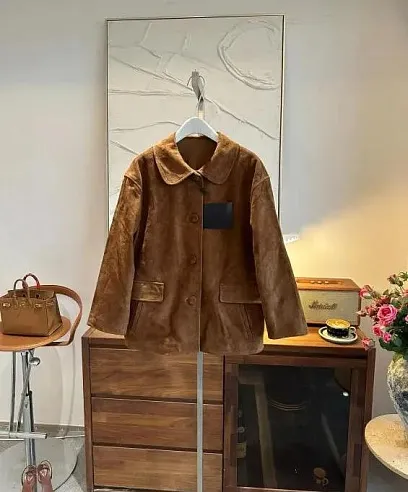 PRADA Женская куртка из замши коричневого цвета