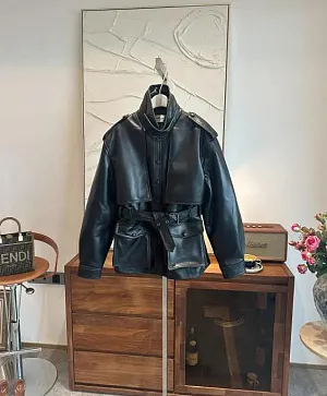 SAINT LAURENT Женская кожаная куртка с  декоративными погонами