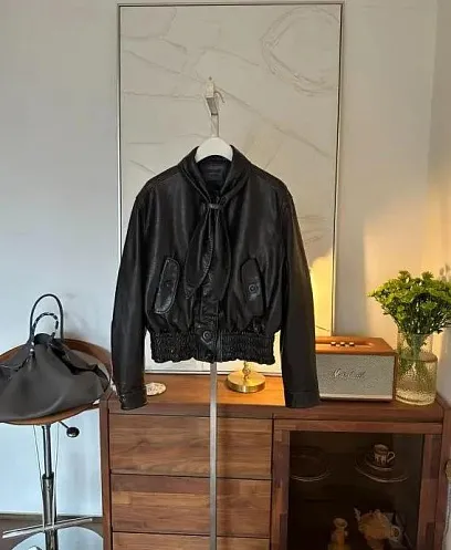 PRADA Женская кожаная куртка с  передними карманами с крупными фурнитурными пуговицами