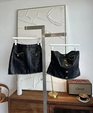 CHANEL Женский кожаный костюм с пуговицами