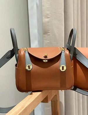 HERMES Женская сумка Lindy 19 см OL Swift