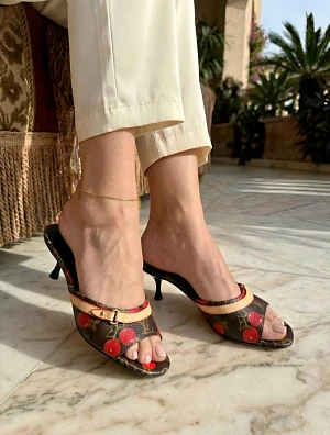 LOUIS VUITTON Женские босоножки