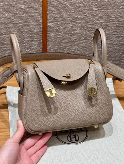 HERMES Женская сумка Lindy 19 см 81/Gris tourterelle Clemence