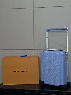 LOUIS VUITTON Чемодан Horizon 55 на колесах голубой