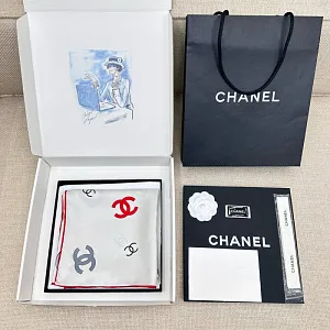 CHANEL Женский платок шёлк с символами дома Chanel