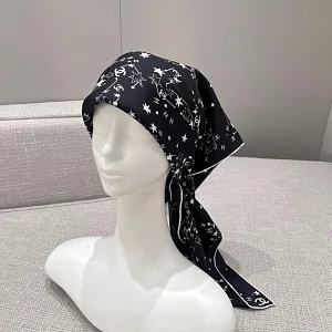 CHANEL Женский платок шёлк  черный фон украшен белыми звёздами