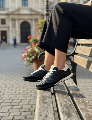 CHANEL Женские кроссовки из телячьей кожи
