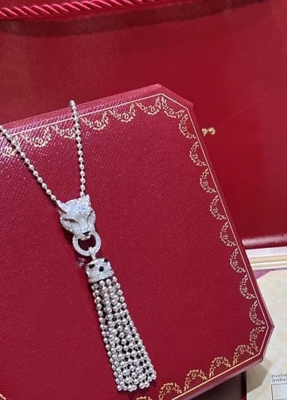 CARTIER Колье Panthère из белого золота с изумрудами