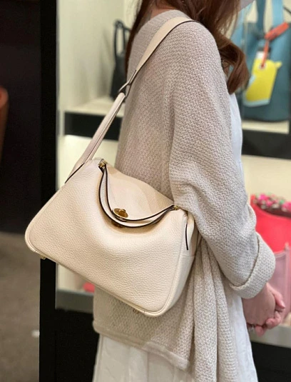 HERMES Женская сумка Lindy 26 см 10/Craie Clemence