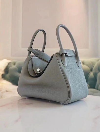 HERMES Женская сумка Lindy 26 см 08/Blue pale Clemence