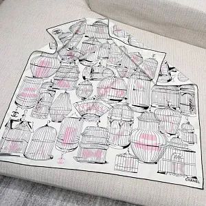 CHANEL Женский платок из шелковой саржи