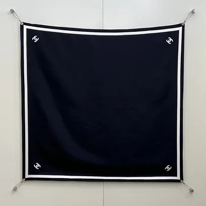 CHANEL Женский платок из шелка