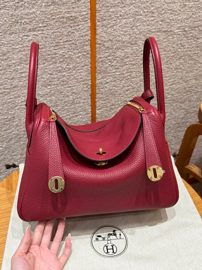 HERMES Женская сумка Lindy 30 см K1/Rouge grenat Clemence