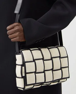 BOTTEGA VENETA Сумка Cassette из натурального льна и кожи