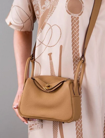 HERMES Женская сумка Lindy 26 см 0M/chai Swift