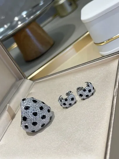 CARTIER Серьги Panthère белое золото с бриллиантами и оникс