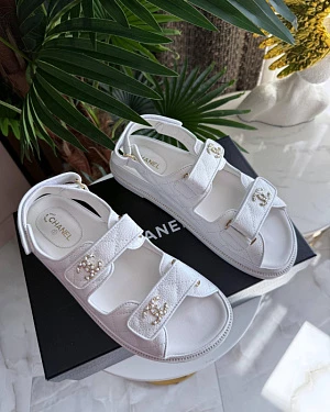 CHANEL Женские сандалии из белой кожи