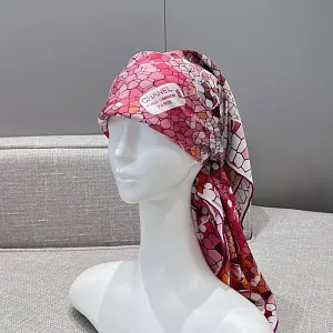 CHANEL Женский платок шёлк с мозаичным узором