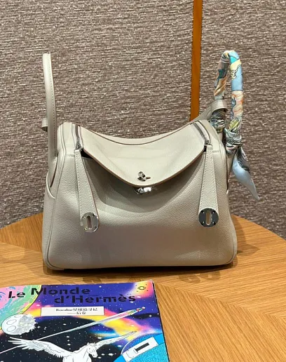 HERMES Женская сумка Lindy 30 см 10/Craie Clemence