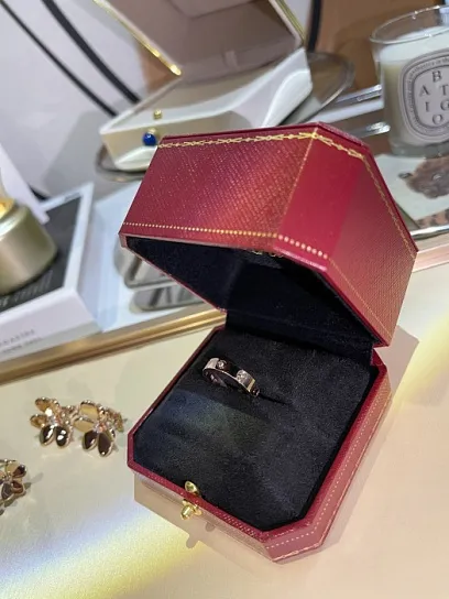 CARTIER Кольцо Love розовое золото и бриллиант