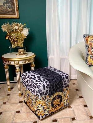 VERSACE Пуфик с цифровой печатью на бархате с анималистичным принтом