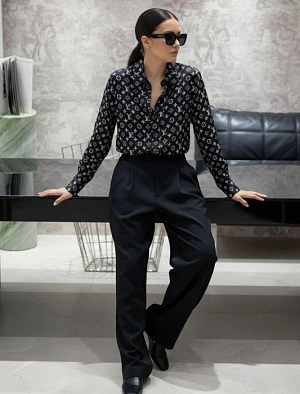 LOUIS VUITTON Женская рубашка чёрная с контрастным белым повторяющимся мотивом Monogram