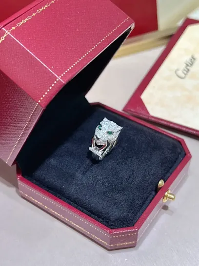 CARTIER Кольцо Panthère белое золото, бриллианты и изумруд