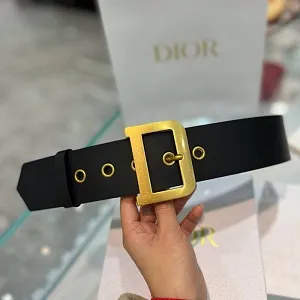 CHRISTIAN DIOR Женский кожаный ремень с пряжкой D