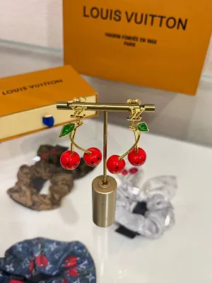 LOUIS VUITTON Женские серьги-вишни LV x TM Cerise M02808