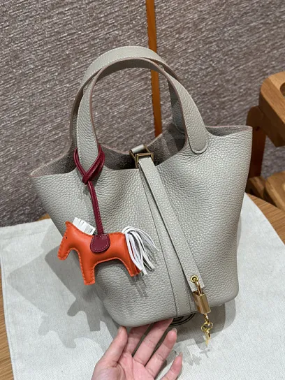 HERMES Женская сумка Picotin Lock 18 см 80/Gris perle Clemence