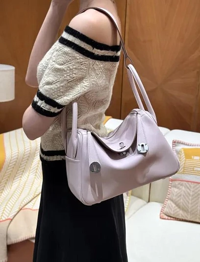 HERMES Женская сумка Lindy 26 см 09/Mauve pale Swift