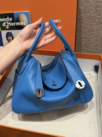 HERMES Женская сумка Lindy 19 см 0F Swift