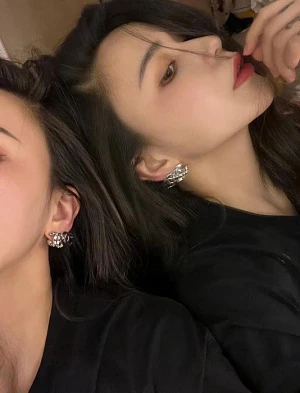 CHANEL Женские серьги с крупным логотипом CC