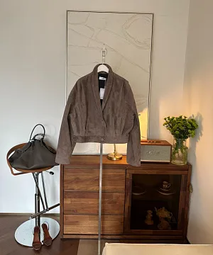 THE ROW Женская куртка из замши укороченная на пуговицах