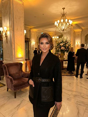 CHANEL Женское пальто с поясом и накладными карманами из кожи