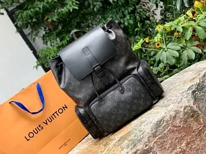 LOUIS VUITTON Мужской рюкзак из яловой кожи черного цвета