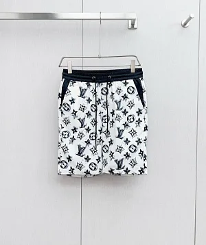 LOUIS VUITTON Мужские шорты белого цвета с фирменным монограммным принтом бренда
