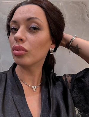 CHANEL Женское колье из латуни с золотистым покрытием