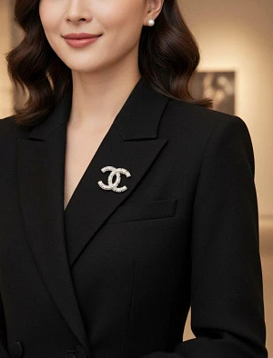 CHANEL Женская брошь из латуни