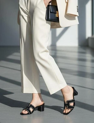 HERMES Женские сандалии Oasis со стразами черные