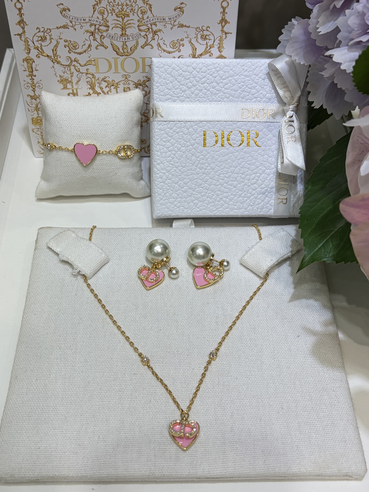 CHRISTIAN DIOR Женский набор украшений с розовым сердечком CHRISTIAN DIOR Женский набор украшений с розовым сердечком