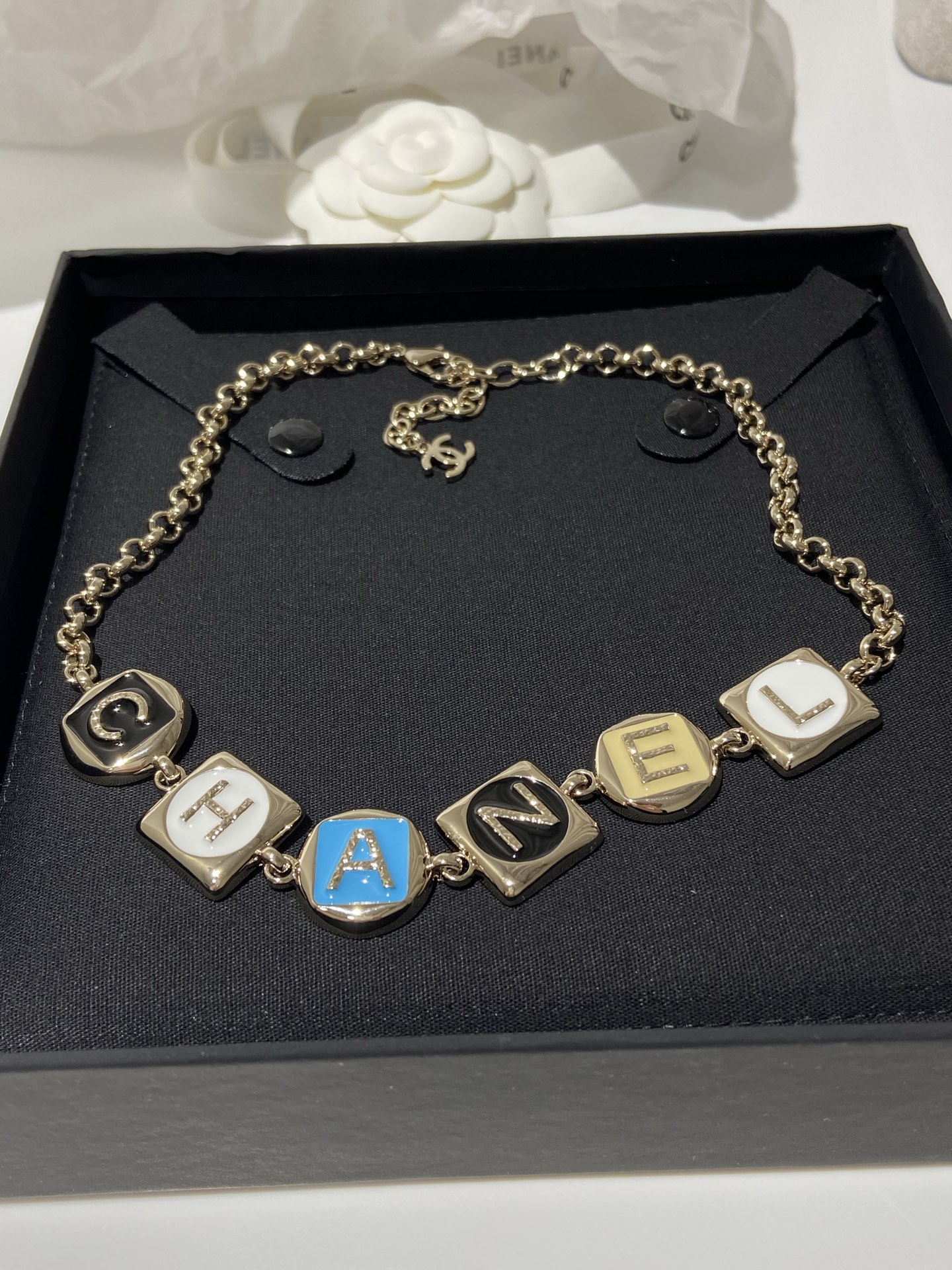 CHANEL Женское колье с буквами CHANEL Женское колье с буквами